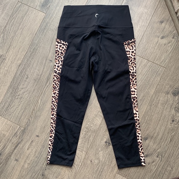 ZYIA Leopard Pocket Brilliant Hi-Rise Capri 20"
 Sz ~> Medium - Picture 4 of 6